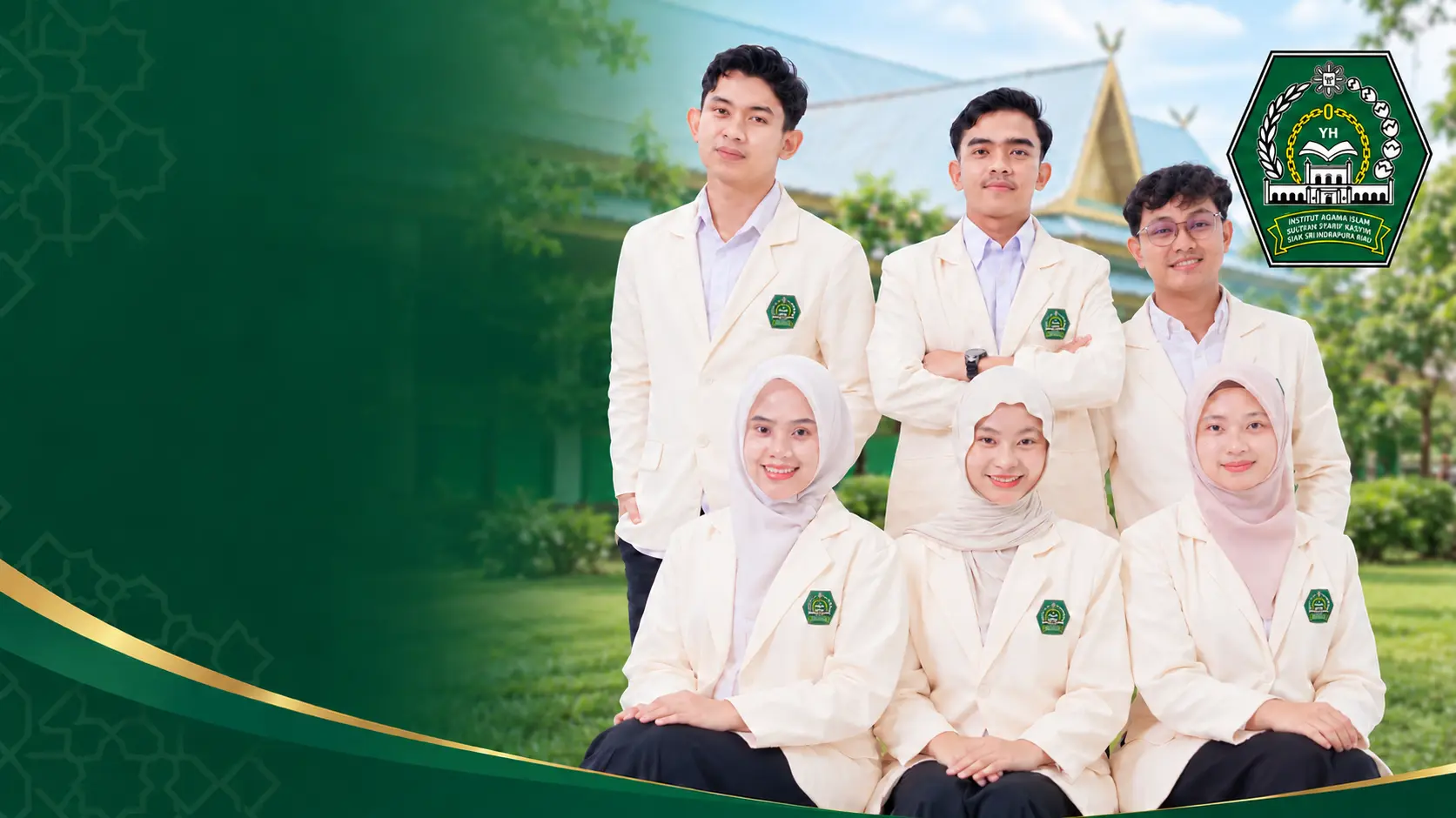 Mahasiswa membawa piala dan sertifikat penghargaan